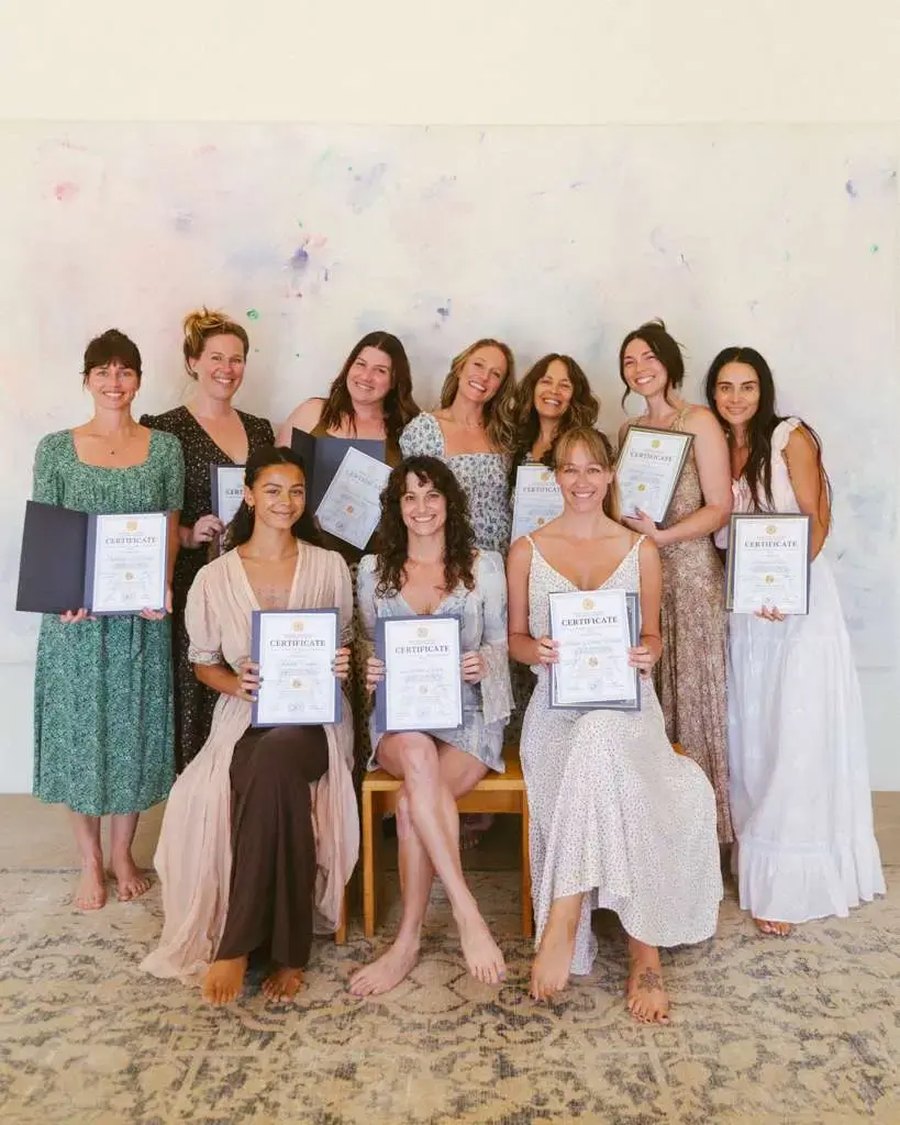 Graduates with their Sculptural Face Lifting certificates
